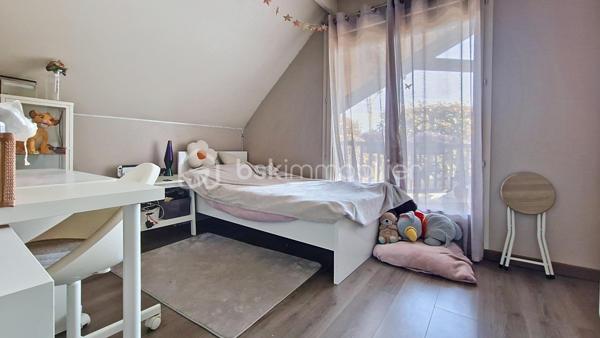 Édifiée sur une belle parcelle close de 301 m² totalement préservée de tout vis-à-vis, cette maison fonctionnelle et lumineuse est idéale pour accueillir votre famille.
Au rez-de-chaussée : un espace de vie convivial et traversant
Une entrée directe sur une magnifique pièce de vie de 48,5 m² comprenant un séjour chaleureux et une cuisine américaine aménagée, idéale pour vos moments en famille ou entre amis.
Une salle d'eau contemporaine avec WC intégré, offrant un confort supplémentaire de plain-pied.
À l'étage : l'espace nuit
Un dégagement dessert 4 chambres lumineuses, dont deux en enfilade (parfaites pour un aménagement sur-mesure : suite parentale avec dressing, grand bureau pour le télétravail ou chambre d'enfant avec sa salle de jeux).
Une salle de bain familiale fonctionnelle.
Les extérieurs et les prestations :
Un jardin privatif sans aucun vis-à-vis, un véritable havre de paix pour profiter des beaux jours en toute tranquillité.
Un garage intégré avec accès direct, idéal pour le stationnement ou le stockage.