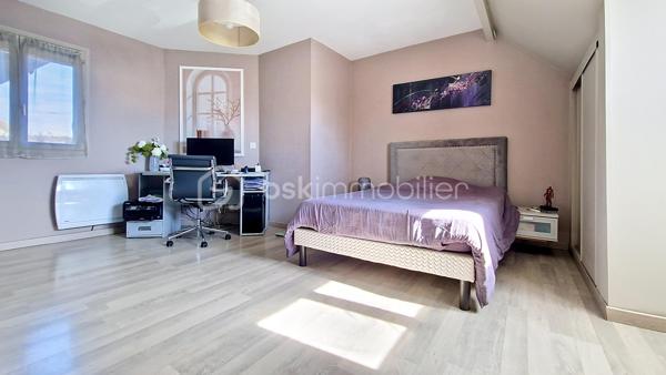 Édifiée sur une belle parcelle close de 301 m² totalement préservée de tout vis-à-vis, cette maison fonctionnelle et lumineuse est idéale pour accueillir votre famille.
Au rez-de-chaussée : un espace de vie convivial et traversant
Une entrée directe sur une magnifique pièce de vie de 48,5 m² comprenant un séjour chaleureux et une cuisine américaine aménagée, idéale pour vos moments en famille ou entre amis.
Une salle d'eau contemporaine avec WC intégré, offrant un confort supplémentaire de plain-pied.
À l'étage : l'espace nuit
Un dégagement dessert 4 chambres lumineuses, dont deux en enfilade (parfaites pour un aménagement sur-mesure : suite parentale avec dressing, grand bureau pour le télétravail ou chambre d'enfant avec sa salle de jeux).
Une salle de bain familiale fonctionnelle.
Les extérieurs et les prestations :
Un jardin privatif sans aucun vis-à-vis, un véritable havre de paix pour profiter des beaux jours en toute tranquillité.
Un garage intégré avec accès direct, idéal pour le stationnement ou le stockage.
