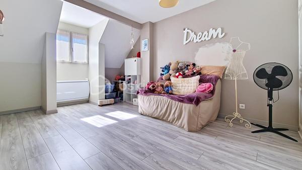 Édifiée sur une belle parcelle close de 301 m² totalement préservée de tout vis-à-vis, cette maison fonctionnelle et lumineuse est idéale pour accueillir votre famille.
Au rez-de-chaussée : un espace de vie convivial et traversant
Une entrée directe sur une magnifique pièce de vie de 48,5 m² comprenant un séjour chaleureux et une cuisine américaine aménagée, idéale pour vos moments en famille ou entre amis.
Une salle d'eau contemporaine avec WC intégré, offrant un confort supplémentaire de plain-pied.
À l'étage : l'espace nuit
Un dégagement dessert 4 chambres lumineuses, dont deux en enfilade (parfaites pour un aménagement sur-mesure : suite parentale avec dressing, grand bureau pour le télétravail ou chambre d'enfant avec sa salle de jeux).
Une salle de bain familiale fonctionnelle.
Les extérieurs et les prestations :
Un jardin privatif sans aucun vis-à-vis, un véritable havre de paix pour profiter des beaux jours en toute tranquillité.
Un garage intégré avec accès direct, idéal pour le stationnement ou le stockage.