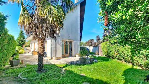 Édifiée sur une belle parcelle close de 301 m² totalement préservée de tout vis-à-vis, cette maison fonctionnelle et lumineuse est idéale pour accueillir votre famille.
Au rez-de-chaussée : un espace de vie convivial et traversant
Une entrée directe sur une magnifique pièce de vie de 48,5 m² comprenant un séjour chaleureux et une cuisine américaine aménagée, idéale pour vos moments en famille ou entre amis.
Une salle d'eau contemporaine avec WC intégré, offrant un confort supplémentaire de plain-pied.
À l'étage : l'espace nuit
Un dégagement dessert 4 chambres lumineuses, dont deux en enfilade (parfaites pour un aménagement sur-mesure : suite parentale avec dressing, grand bureau pour le télétravail ou chambre d'enfant avec sa salle de jeux).
Une salle de bain familiale fonctionnelle.
Les extérieurs et les prestations :
Un jardin privatif sans aucun vis-à-vis, un véritable havre de paix pour profiter des beaux jours en toute tranquillité.
Un garage intégré avec accès direct, idéal pour le stationnement ou le stockage.