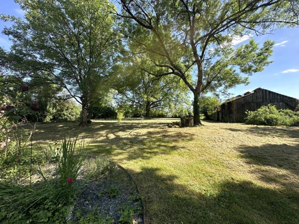 Maison périgourdine de caractère avec dépendances et terrain de plus de 4000 m² – Proche de Montpon-Ménestérol