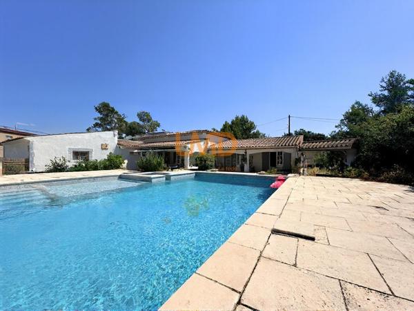 Tourrettes – Propriété familiale avec piscine, dépendances