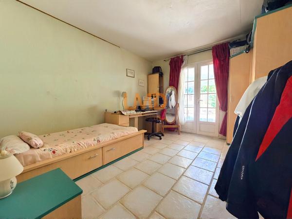 Tourrettes – Propriété familiale avec piscine, dépendances