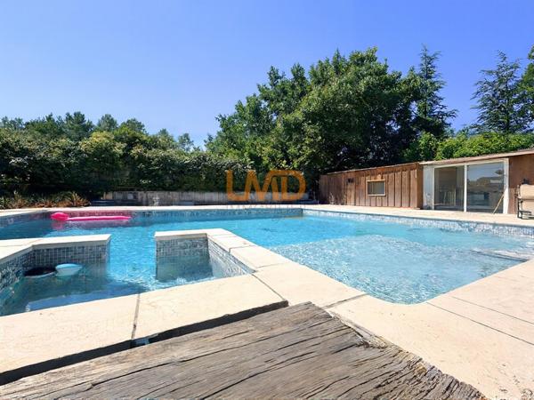 Tourrettes – Propriété familiale avec piscine, dépendances
