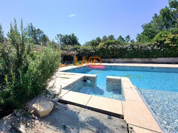 Tourrettes – Propriété familiale avec piscine, dépendances