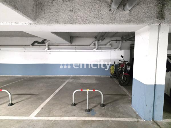 Parking
        
        - 12 m² 15 000 € *