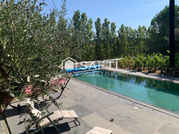 Demeure de caractère de 310m2 avec jardin, piscine, garage et gite