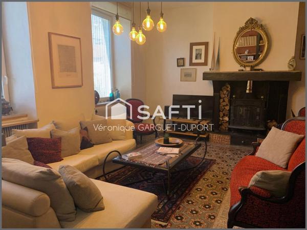 Demeure de caractère de 310m2 avec jardin, piscine, garage et gite