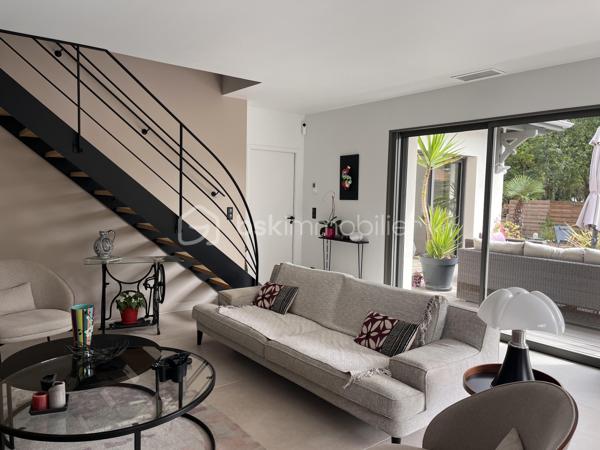 Dans un quartier particulièrement recherché de Soulac-sur-Mer, à seulement 400 mètres de l’océan, découvrez cette magnifique villa neuve construite en 2024, offrant des prestations haut de gamme dans un environnement calme et résidentiel.

D’une superficie habitable de 154 m², cette maison surélevée d’un étage a été conçue avec beaucoup de goût et bénéficie de matériaux de grande qualité ainsi que de finitions soignées.

Elle se compose de quatre chambres, dont deux suites parentales, offrant confort et intimité à chacun.

À l’extérieur, vous profiterez d’un terrain de 830 m² entièrement paysager, parfaitement aménagé pour profiter pleinement du cadre privilégié de la propriété. Une belle terrasse en bois exotique prolonge agréablement les espaces de vie et offre une vue dégagée sur le jardin et la piscine.

Un garage indépendant complète l’ensemble.

Cette villa réunit tous les atouts d’une propriété rare à Soulac-sur-Mer : une construction récente, des prestations de standing, un environnement résidentiel recherché et une situation exceptionnelle à proximité immédiate de l’océan.

Une propriété idéale pour une résidence principale comme pour une résidence secondaire, à découvrir sans tarder.