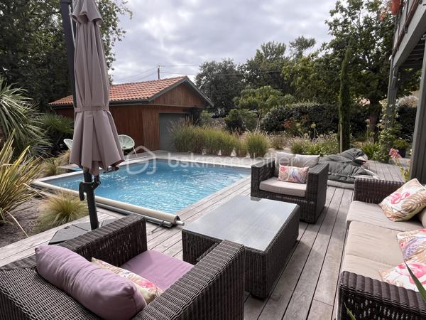 Dans un quartier particulièrement recherché de Soulac-sur-Mer, à seulement 400 mètres de l’océan, découvrez cette magnifique villa neuve construite en 2024, offrant des prestations haut de gamme dans un environnement calme et résidentiel.

D’une superficie habitable de 154 m², cette maison surélevée d’un étage a été conçue avec beaucoup de goût et bénéficie de matériaux de grande qualité ainsi que de finitions soignées.

Elle se compose de quatre chambres, dont deux suites parentales, offrant confort et intimité à chacun.

À l’extérieur, vous profiterez d’un terrain de 830 m² entièrement paysager, parfaitement aménagé pour profiter pleinement du cadre privilégié de la propriété. Une belle terrasse en bois exotique prolonge agréablement les espaces de vie et offre une vue dégagée sur le jardin et la piscine.

Un garage indépendant complète l’ensemble.

Cette villa réunit tous les atouts d’une propriété rare à Soulac-sur-Mer : une construction récente, des prestations de standing, un environnement résidentiel recherché et une situation exceptionnelle à proximité immédiate de l’océan.

Une propriété idéale pour une résidence principale comme pour une résidence secondaire, à découvrir sans tarder.