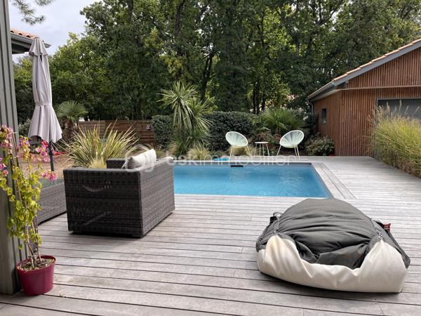 Dans un quartier particulièrement recherché de Soulac-sur-Mer, à seulement 400 mètres de l’océan, découvrez cette magnifique villa neuve construite en 2024, offrant des prestations haut de gamme dans un environnement calme et résidentiel.

D’une superficie habitable de 154 m², cette maison surélevée d’un étage a été conçue avec beaucoup de goût et bénéficie de matériaux de grande qualité ainsi que de finitions soignées.

Elle se compose de quatre chambres, dont deux suites parentales, offrant confort et intimité à chacun.

À l’extérieur, vous profiterez d’un terrain de 830 m² entièrement paysager, parfaitement aménagé pour profiter pleinement du cadre privilégié de la propriété. Une belle terrasse en bois exotique prolonge agréablement les espaces de vie et offre une vue dégagée sur le jardin et la piscine.

Un garage indépendant complète l’ensemble.

Cette villa réunit tous les atouts d’une propriété rare à Soulac-sur-Mer : une construction récente, des prestations de standing, un environnement résidentiel recherché et une situation exceptionnelle à proximité immédiate de l’océan.

Une propriété idéale pour une résidence principale comme pour une résidence secondaire, à découvrir sans tarder.