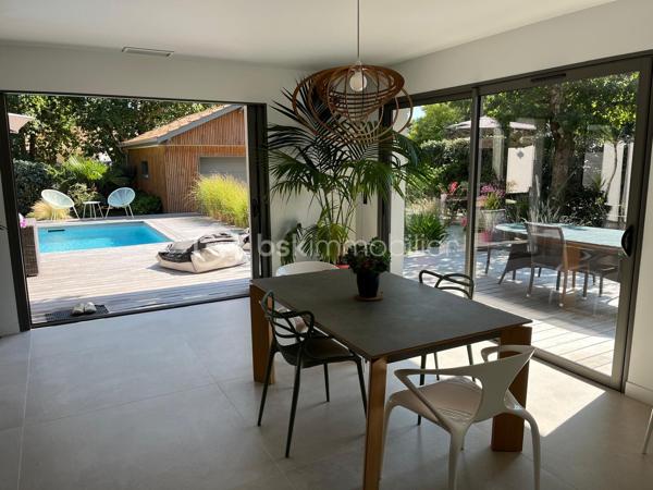Dans un quartier particulièrement recherché de Soulac-sur-Mer, à seulement 400 mètres de l’océan, découvrez cette magnifique villa neuve construite en 2024, offrant des prestations haut de gamme dans un environnement calme et résidentiel.

D’une superficie habitable de 154 m², cette maison surélevée d’un étage a été conçue avec beaucoup de goût et bénéficie de matériaux de grande qualité ainsi que de finitions soignées.

Elle se compose de quatre chambres, dont deux suites parentales, offrant confort et intimité à chacun.

À l’extérieur, vous profiterez d’un terrain de 830 m² entièrement paysager, parfaitement aménagé pour profiter pleinement du cadre privilégié de la propriété. Une belle terrasse en bois exotique prolonge agréablement les espaces de vie et offre une vue dégagée sur le jardin et la piscine.

Un garage indépendant complète l’ensemble.

Cette villa réunit tous les atouts d’une propriété rare à Soulac-sur-Mer : une construction récente, des prestations de standing, un environnement résidentiel recherché et une situation exceptionnelle à proximité immédiate de l’océan.

Une propriété idéale pour une résidence principale comme pour une résidence secondaire, à découvrir sans tarder.