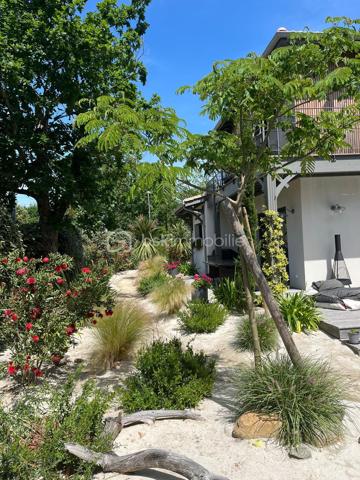 Dans un quartier particulièrement recherché de Soulac-sur-Mer, à seulement 400 mètres de l’océan, découvrez cette magnifique villa neuve construite en 2024, offrant des prestations haut de gamme dans un environnement calme et résidentiel.

D’une superficie habitable de 154 m², cette maison surélevée d’un étage a été conçue avec beaucoup de goût et bénéficie de matériaux de grande qualité ainsi que de finitions soignées.

Elle se compose de quatre chambres, dont deux suites parentales, offrant confort et intimité à chacun.

À l’extérieur, vous profiterez d’un terrain de 830 m² entièrement paysager, parfaitement aménagé pour profiter pleinement du cadre privilégié de la propriété. Une belle terrasse en bois exotique prolonge agréablement les espaces de vie et offre une vue dégagée sur le jardin et la piscine.

Un garage indépendant complète l’ensemble.

Cette villa réunit tous les atouts d’une propriété rare à Soulac-sur-Mer : une construction récente, des prestations de standing, un environnement résidentiel recherché et une situation exceptionnelle à proximité immédiate de l’océan.

Une propriété idéale pour une résidence principale comme pour une résidence secondaire, à découvrir sans tarder.