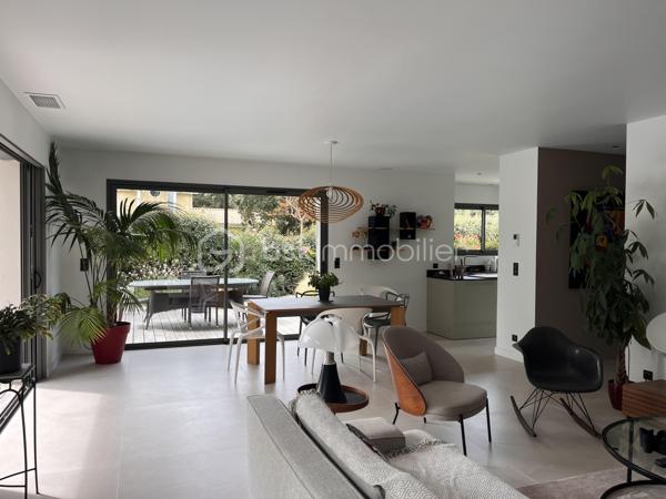 Dans un quartier particulièrement recherché de Soulac-sur-Mer, à seulement 400 mètres de l’océan, découvrez cette magnifique villa neuve construite en 2024, offrant des prestations haut de gamme dans un environnement calme et résidentiel.

D’une superficie habitable de 154 m², cette maison surélevée d’un étage a été conçue avec beaucoup de goût et bénéficie de matériaux de grande qualité ainsi que de finitions soignées.

Elle se compose de quatre chambres, dont deux suites parentales, offrant confort et intimité à chacun.

À l’extérieur, vous profiterez d’un terrain de 830 m² entièrement paysager, parfaitement aménagé pour profiter pleinement du cadre privilégié de la propriété. Une belle terrasse en bois exotique prolonge agréablement les espaces de vie et offre une vue dégagée sur le jardin et la piscine.

Un garage indépendant complète l’ensemble.

Cette villa réunit tous les atouts d’une propriété rare à Soulac-sur-Mer : une construction récente, des prestations de standing, un environnement résidentiel recherché et une situation exceptionnelle à proximité immédiate de l’océan.

Une propriété idéale pour une résidence principale comme pour une résidence secondaire, à découvrir sans tarder.