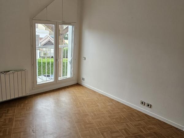 A LOUER APPARTEMENT T2 DUPLEX SAINT-NOM-LA-BRETECHE
