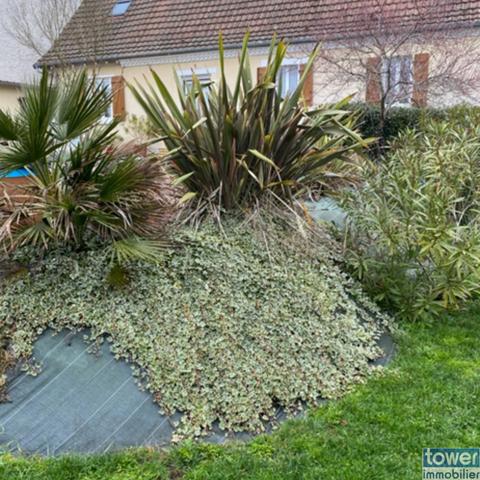 (24) Maison de ville et son jardin 4 chambres puits piscine garage double