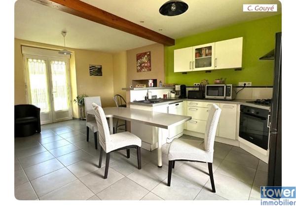 (24) Maison de ville et son jardin 4 chambres puits piscine garage double