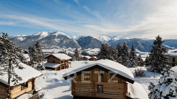 À Font-Romeu, dans un écrin naturel baigné de lumière, ce chalet aux prestations soignées incarne un