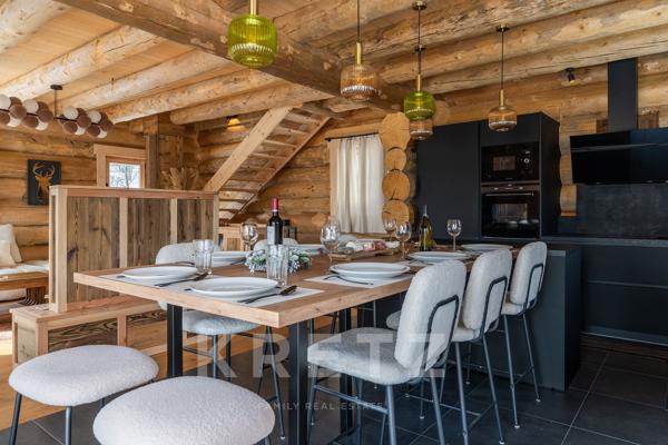 À Font-Romeu, dans un écrin naturel baigné de lumière, ce chalet aux prestations soignées incarne un
