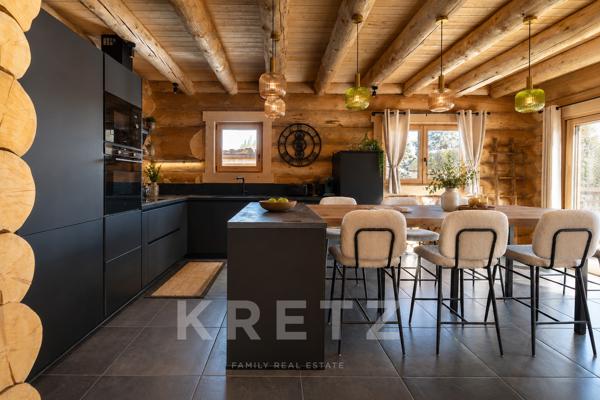 À Font-Romeu, dans un écrin naturel baigné de lumière, ce chalet aux prestations soignées incarne un