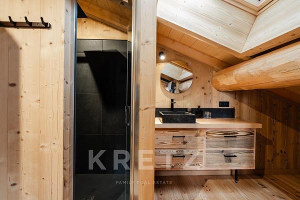 À Font-Romeu, dans un écrin naturel baigné de lumière, ce chalet aux prestations soignées incarne un