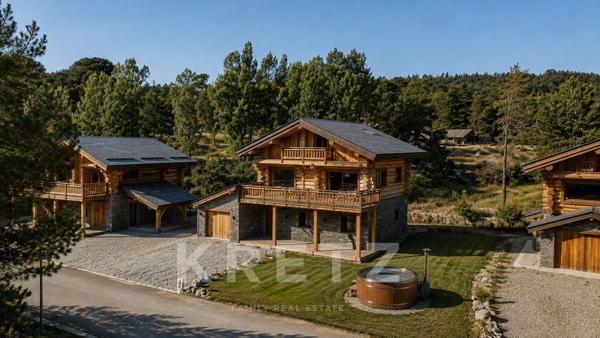 À Font-Romeu, dans un écrin naturel baigné de lumière, ce chalet aux prestations soignées incarne un