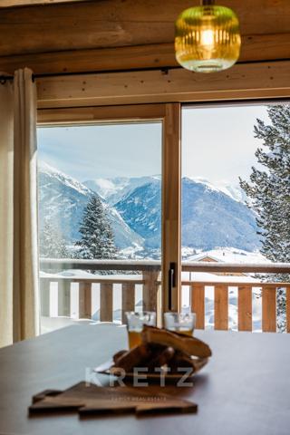 À Font-Romeu, dans un écrin naturel baigné de lumière, ce chalet aux prestations soignées incarne un