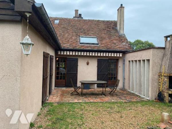 COMMUNE de THIVARS, proche accès Autoroute, 1h de PARIS;
Nous vous proposons cette Maison d'ar...