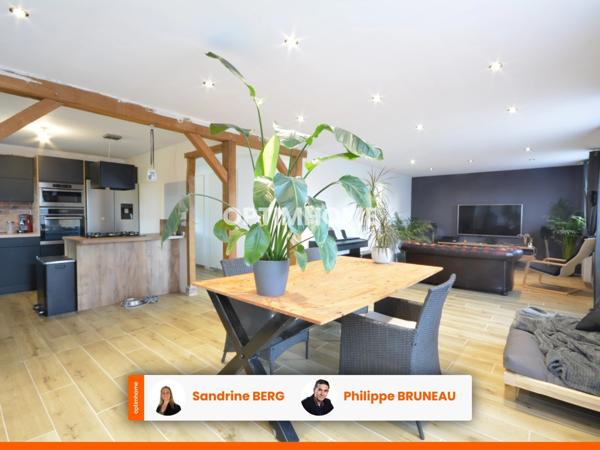 Maison lumineuse avec grande pièce de vie, trois chambres et jardin de 980 m²