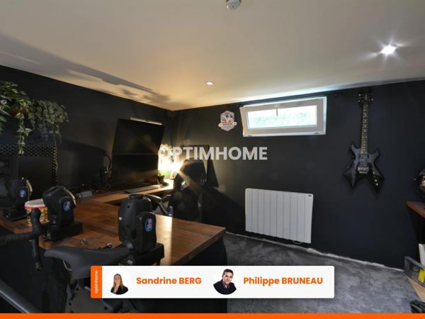 Maison lumineuse avec grande pièce de vie, trois chambres et jardin de 980 m²