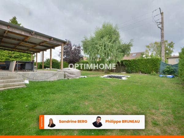 Maison lumineuse avec grande pièce de vie, trois chambres et jardin de 980 m²