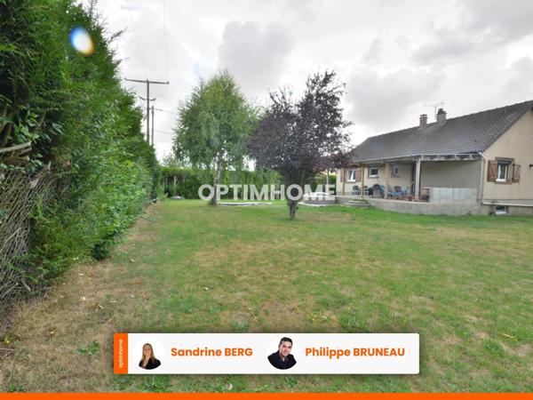 Maison lumineuse avec grande pièce de vie, trois chambres et jardin de 980 m²