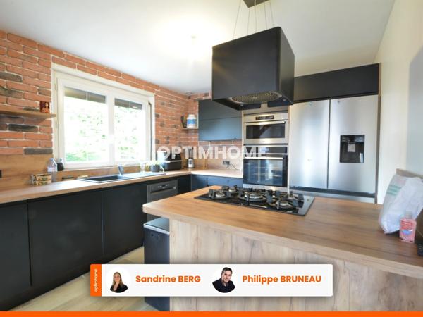 Maison lumineuse avec grande pièce de vie, trois chambres et jardin de 980 m²