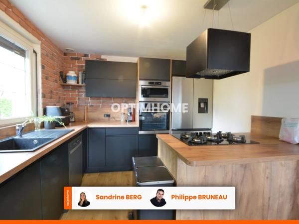 Maison lumineuse avec grande pièce de vie, trois chambres et jardin de 980 m²