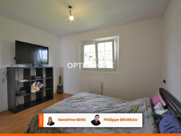 Maison lumineuse avec grande pièce de vie, trois chambres et jardin de 980 m²