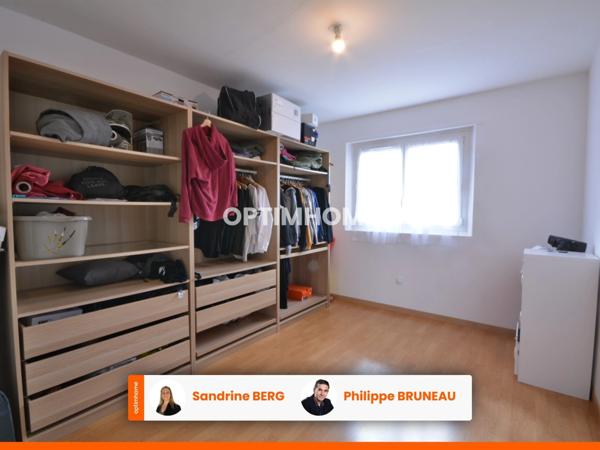 Maison lumineuse avec grande pièce de vie, trois chambres et jardin de 980 m²