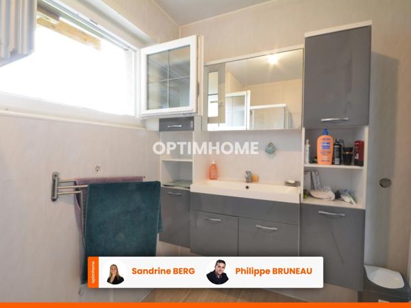 Maison lumineuse avec grande pièce de vie, trois chambres et jardin de 980 m²