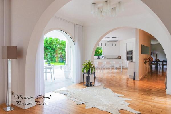 Maison Ecully 7 pièce(s) 286 m2 .5 chambres .terrain 1890m2.piscine.jardin