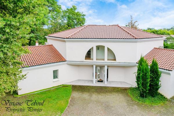 Maison Ecully 7 pièce(s) 286 m2 .5 chambres .terrain 1890m2.piscine.jardin