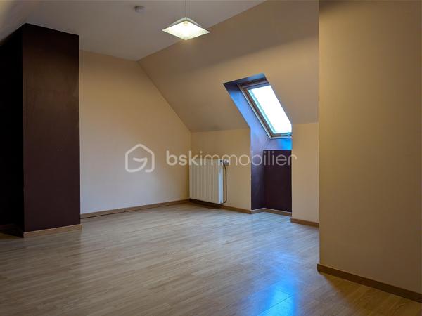 Ici, on pose ses valises… et on profite de la vie !
Calme, lumière, espace et vue dégagée : cette maison clé en main coche toutes les cases
Située à Villeneuve-Saint-Germain, à proximité immédiate de toutes les commodités (écoles, collège, bus, commerces, équipements sportifs et parc), cette charmante maison familiale de 93 m² (5 pièces, 3 chambres), édifiée sur un terrain clos de 412 m² avec une superbe vue apaisante sur l’Aisne, elle dispose également d’un sous-sol total de 93 m², un véritable atout rare sur le secteur.
Des espaces de vie lumineux et fonctionnels
•	Au rez-de-chaussée (Le confort au quotidien) : Dès l’entrée, un salon/séjour baigné de lumière, idéal pour partager de beaux moments en famille ou entre amis, 
Une cuisine équipée d’un îlot central, de nombreux rangements et d’un électroménager complet. Une chambre parentale avec sol carrelé,  un bureau ou une chambre d'amis. Une salle de bains lumineuse entièrement carrelée et un WC indépendant neuf.
•	À l’étage (Le charme et le potentiel) : Deux belles chambres lumineuses, dont une généreuse pièce de plus de 15 m² offrant un espace parfait pour créer votre univers.
Une salle d’eau moderne équipée d’une douche, d’un WC neuf 
Un accès direct aux combles via un escalier escamotable (idéal pour le stockage ou un futur projet d'aménagement).
Les extérieurs & Les bonus techniques
•	Sous-sol total de 93 m² : Un espace rare pouvant accueillir jusqu'à 2 véhicules, équipé d'une porte de garage isolée et d’une chaufferie.
•	Confort technique : Une chaufferie gaz récente et un système de VMC garantissent votre confort au quotidien.
•	Extérieur : Un terrain clos de 412 m², parfait pour les beaux jours, pour voir grandir vos projets face à une vue apaisante.