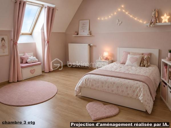 Ici, on pose ses valises… et on profite de la vie !
Calme, lumière, espace et vue dégagée : cette maison clé en main coche toutes les cases
Située à Villeneuve-Saint-Germain, à proximité immédiate de toutes les commodités (écoles, collège, bus, commerces, équipements sportifs et parc), cette charmante maison familiale de 93 m² (5 pièces, 3 chambres), édifiée sur un terrain clos de 412 m² avec une superbe vue apaisante sur l’Aisne, elle dispose également d’un sous-sol total de 93 m², un véritable atout rare sur le secteur.
Des espaces de vie lumineux et fonctionnels
•	Au rez-de-chaussée (Le confort au quotidien) : Dès l’entrée, un salon/séjour baigné de lumière, idéal pour partager de beaux moments en famille ou entre amis, 
Une cuisine équipée d’un îlot central, de nombreux rangements et d’un électroménager complet. Une chambre parentale avec sol carrelé,  un bureau ou une chambre d'amis. Une salle de bains lumineuse entièrement carrelée et un WC indépendant neuf.
•	À l’étage (Le charme et le potentiel) : Deux belles chambres lumineuses, dont une généreuse pièce de plus de 15 m² offrant un espace parfait pour créer votre univers.
Une salle d’eau moderne équipée d’une douche, d’un WC neuf 
Un accès direct aux combles via un escalier escamotable (idéal pour le stockage ou un futur projet d'aménagement).
Les extérieurs & Les bonus techniques
•	Sous-sol total de 93 m² : Un espace rare pouvant accueillir jusqu'à 2 véhicules, équipé d'une porte de garage isolée et d’une chaufferie.
•	Confort technique : Une chaufferie gaz récente et un système de VMC garantissent votre confort au quotidien.
•	Extérieur : Un terrain clos de 412 m², parfait pour les beaux jours, pour voir grandir vos projets face à une vue apaisante.