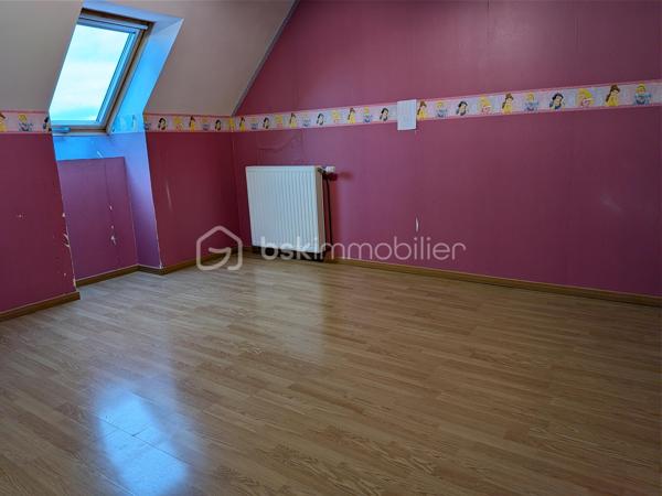Ici, on pose ses valises… et on profite de la vie !
Calme, lumière, espace et vue dégagée : cette maison clé en main coche toutes les cases
Située à Villeneuve-Saint-Germain, à proximité immédiate de toutes les commodités (écoles, collège, bus, commerces, équipements sportifs et parc), cette charmante maison familiale de 93 m² (5 pièces, 3 chambres), édifiée sur un terrain clos de 412 m² avec une superbe vue apaisante sur l’Aisne, elle dispose également d’un sous-sol total de 93 m², un véritable atout rare sur le secteur.
Des espaces de vie lumineux et fonctionnels
•	Au rez-de-chaussée (Le confort au quotidien) : Dès l’entrée, un salon/séjour baigné de lumière, idéal pour partager de beaux moments en famille ou entre amis, 
Une cuisine équipée d’un îlot central, de nombreux rangements et d’un électroménager complet. Une chambre parentale avec sol carrelé,  un bureau ou une chambre d'amis. Une salle de bains lumineuse entièrement carrelée et un WC indépendant neuf.
•	À l’étage (Le charme et le potentiel) : Deux belles chambres lumineuses, dont une généreuse pièce de plus de 15 m² offrant un espace parfait pour créer votre univers.
Une salle d’eau moderne équipée d’une douche, d’un WC neuf 
Un accès direct aux combles via un escalier escamotable (idéal pour le stockage ou un futur projet d'aménagement).
Les extérieurs & Les bonus techniques
•	Sous-sol total de 93 m² : Un espace rare pouvant accueillir jusqu'à 2 véhicules, équipé d'une porte de garage isolée et d’une chaufferie.
•	Confort technique : Une chaufferie gaz récente et un système de VMC garantissent votre confort au quotidien.
•	Extérieur : Un terrain clos de 412 m², parfait pour les beaux jours, pour voir grandir vos projets face à une vue apaisante.