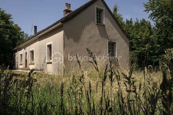 À seulement 1,5 km du centre bourg du Grand Lucé, dans un environnement paisible et verdoyant, je vous propose une maison avec son atmosphère chaleureuse, son cadre sans vis-à-vis et le charme que seules les maisons de caractère savent offrir.
La maison propose aujourd’hui :
•	3 chambres, dont 1 chambre au rez-de-chaussée 
•	Un bureau, idéal pour le télétravail ou une chambre d’appoint 
•	Un séjour plein de caractère, avec cheminée à foyer ouvert et matériaux anciens 
•	Une grande cuisine indépendante 
•	Un grenier de 50 m² au sol au milieu de la maison avec un accès facile ; véritable atout offrant un potentiel magnifique : grande suite parentale, salle de jeux, atelier d’artiste, salon cathédrale… les possibilités sont nombreuses et relativement simples à imaginer.
•	Une salle d’eau 
•	WC séparé 
•	Garage 
•	Cave 
À l’extérieur, vous profiterez d’un grand jardin arboré, intime et sans vis-à-vis, un cadre idéal pour les repas d’été, les jeux des enfants ou simplement profiter du calme.
Quelques travaux de rafraichissement permettront de révéler tout le potentiel du lieu et d’en faire une maison de famille pleine de charme ou une belle résidence de campagne.
Informations complémentaires : maison équipée de fenêtres PVC double vitrage et d’un chauffage électrique. Raccordement au tout-à-l’égout.
Une maison authentique, entourée de verdure, pour ceux qui recherchent le calme, le cachet de l’ancien et un projet avec de belles perspectives.
À découvrir sans tarder.
