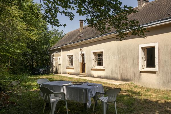 À seulement 1,5 km du centre bourg du Grand Lucé, dans un environnement paisible et verdoyant, je vous propose une maison avec son atmosphère chaleureuse, son cadre sans vis-à-vis et le charme que seules les maisons de caractère savent offrir.
La maison propose aujourd’hui :
•	3 chambres, dont 1 chambre au rez-de-chaussée 
•	Un bureau, idéal pour le télétravail ou une chambre d’appoint 
•	Un séjour plein de caractère, avec cheminée à foyer ouvert et matériaux anciens 
•	Une grande cuisine indépendante 
•	Un grenier de 50 m² au sol au milieu de la maison avec un accès facile ; véritable atout offrant un potentiel magnifique : grande suite parentale, salle de jeux, atelier d’artiste, salon cathédrale… les possibilités sont nombreuses et relativement simples à imaginer.
•	Une salle d’eau 
•	WC séparé 
•	Garage 
•	Cave 
À l’extérieur, vous profiterez d’un grand jardin arboré, intime et sans vis-à-vis, un cadre idéal pour les repas d’été, les jeux des enfants ou simplement profiter du calme.
Quelques travaux de rafraichissement permettront de révéler tout le potentiel du lieu et d’en faire une maison de famille pleine de charme ou une belle résidence de campagne.
Informations complémentaires : maison équipée de fenêtres PVC double vitrage et d’un chauffage électrique. Raccordement au tout-à-l’égout.
Une maison authentique, entourée de verdure, pour ceux qui recherchent le calme, le cachet de l’ancien et un projet avec de belles perspectives.
À découvrir sans tarder.