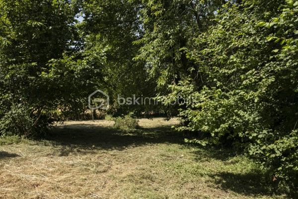 À seulement 1,5 km du centre bourg du Grand Lucé, dans un environnement paisible et verdoyant, je vous propose une maison avec son atmosphère chaleureuse, son cadre sans vis-à-vis et le charme que seules les maisons de caractère savent offrir.
La maison propose aujourd’hui :
•	3 chambres, dont 1 chambre au rez-de-chaussée 
•	Un bureau, idéal pour le télétravail ou une chambre d’appoint 
•	Un séjour plein de caractère, avec cheminée à foyer ouvert et matériaux anciens 
•	Une grande cuisine indépendante 
•	Un grenier de 50 m² au sol au milieu de la maison avec un accès facile ; véritable atout offrant un potentiel magnifique : grande suite parentale, salle de jeux, atelier d’artiste, salon cathédrale… les possibilités sont nombreuses et relativement simples à imaginer.
•	Une salle d’eau 
•	WC séparé 
•	Garage 
•	Cave 
À l’extérieur, vous profiterez d’un grand jardin arboré, intime et sans vis-à-vis, un cadre idéal pour les repas d’été, les jeux des enfants ou simplement profiter du calme.
Quelques travaux de rafraichissement permettront de révéler tout le potentiel du lieu et d’en faire une maison de famille pleine de charme ou une belle résidence de campagne.
Informations complémentaires : maison équipée de fenêtres PVC double vitrage et d’un chauffage électrique. Raccordement au tout-à-l’égout.
Une maison authentique, entourée de verdure, pour ceux qui recherchent le calme, le cachet de l’ancien et un projet avec de belles perspectives.
À découvrir sans tarder.