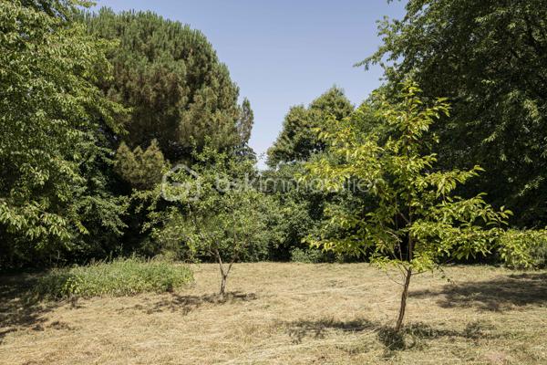 À seulement 1,5 km du centre bourg du Grand Lucé, dans un environnement paisible et verdoyant, je vous propose une maison avec son atmosphère chaleureuse, son cadre sans vis-à-vis et le charme que seules les maisons de caractère savent offrir.
La maison propose aujourd’hui :
•	3 chambres, dont 1 chambre au rez-de-chaussée 
•	Un bureau, idéal pour le télétravail ou une chambre d’appoint 
•	Un séjour plein de caractère, avec cheminée à foyer ouvert et matériaux anciens 
•	Une grande cuisine indépendante 
•	Un grenier de 50 m² au sol au milieu de la maison avec un accès facile ; véritable atout offrant un potentiel magnifique : grande suite parentale, salle de jeux, atelier d’artiste, salon cathédrale… les possibilités sont nombreuses et relativement simples à imaginer.
•	Une salle d’eau 
•	WC séparé 
•	Garage 
•	Cave 
À l’extérieur, vous profiterez d’un grand jardin arboré, intime et sans vis-à-vis, un cadre idéal pour les repas d’été, les jeux des enfants ou simplement profiter du calme.
Quelques travaux de rafraichissement permettront de révéler tout le potentiel du lieu et d’en faire une maison de famille pleine de charme ou une belle résidence de campagne.
Informations complémentaires : maison équipée de fenêtres PVC double vitrage et d’un chauffage électrique. Raccordement au tout-à-l’égout.
Une maison authentique, entourée de verdure, pour ceux qui recherchent le calme, le cachet de l’ancien et un projet avec de belles perspectives.
À découvrir sans tarder.