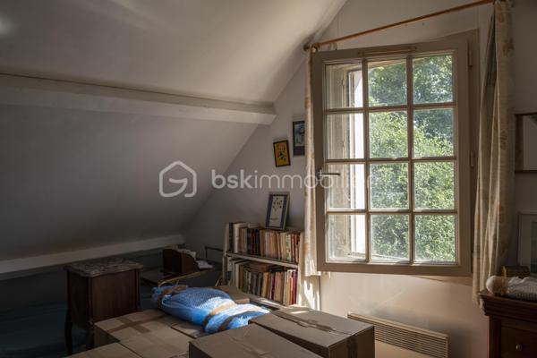 À seulement 1,5 km du centre bourg du Grand Lucé, dans un environnement paisible et verdoyant, je vous propose une maison avec son atmosphère chaleureuse, son cadre sans vis-à-vis et le charme que seules les maisons de caractère savent offrir.
La maison propose aujourd’hui :
•	3 chambres, dont 1 chambre au rez-de-chaussée 
•	Un bureau, idéal pour le télétravail ou une chambre d’appoint 
•	Un séjour plein de caractère, avec cheminée à foyer ouvert et matériaux anciens 
•	Une grande cuisine indépendante 
•	Un grenier de 50 m² au sol au milieu de la maison avec un accès facile ; véritable atout offrant un potentiel magnifique : grande suite parentale, salle de jeux, atelier d’artiste, salon cathédrale… les possibilités sont nombreuses et relativement simples à imaginer.
•	Une salle d’eau 
•	WC séparé 
•	Garage 
•	Cave 
À l’extérieur, vous profiterez d’un grand jardin arboré, intime et sans vis-à-vis, un cadre idéal pour les repas d’été, les jeux des enfants ou simplement profiter du calme.
Quelques travaux de rafraichissement permettront de révéler tout le potentiel du lieu et d’en faire une maison de famille pleine de charme ou une belle résidence de campagne.
Informations complémentaires : maison équipée de fenêtres PVC double vitrage et d’un chauffage électrique. Raccordement au tout-à-l’égout.
Une maison authentique, entourée de verdure, pour ceux qui recherchent le calme, le cachet de l’ancien et un projet avec de belles perspectives.
À découvrir sans tarder.