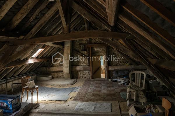 À seulement 1,5 km du centre bourg du Grand Lucé, dans un environnement paisible et verdoyant, je vous propose une maison avec son atmosphère chaleureuse, son cadre sans vis-à-vis et le charme que seules les maisons de caractère savent offrir.
La maison propose aujourd’hui :
•	3 chambres, dont 1 chambre au rez-de-chaussée 
•	Un bureau, idéal pour le télétravail ou une chambre d’appoint 
•	Un séjour plein de caractère, avec cheminée à foyer ouvert et matériaux anciens 
•	Une grande cuisine indépendante 
•	Un grenier de 50 m² au sol au milieu de la maison avec un accès facile ; véritable atout offrant un potentiel magnifique : grande suite parentale, salle de jeux, atelier d’artiste, salon cathédrale… les possibilités sont nombreuses et relativement simples à imaginer.
•	Une salle d’eau 
•	WC séparé 
•	Garage 
•	Cave 
À l’extérieur, vous profiterez d’un grand jardin arboré, intime et sans vis-à-vis, un cadre idéal pour les repas d’été, les jeux des enfants ou simplement profiter du calme.
Quelques travaux de rafraichissement permettront de révéler tout le potentiel du lieu et d’en faire une maison de famille pleine de charme ou une belle résidence de campagne.
Informations complémentaires : maison équipée de fenêtres PVC double vitrage et d’un chauffage électrique. Raccordement au tout-à-l’égout.
Une maison authentique, entourée de verdure, pour ceux qui recherchent le calme, le cachet de l’ancien et un projet avec de belles perspectives.
À découvrir sans tarder.