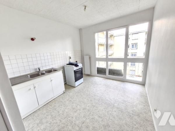 FLEURY-LES-AUBRAIS Quartier de Lamballe appartement T 3 refait à neuf