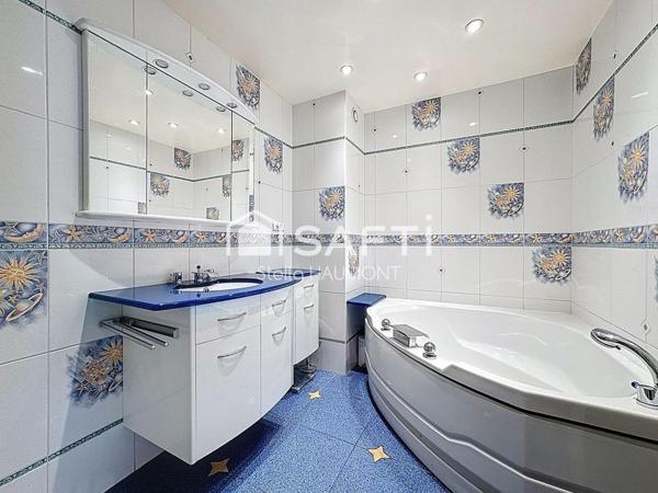 Appartement spacieux avec terrasse, parking et cave au cœur de Bécon